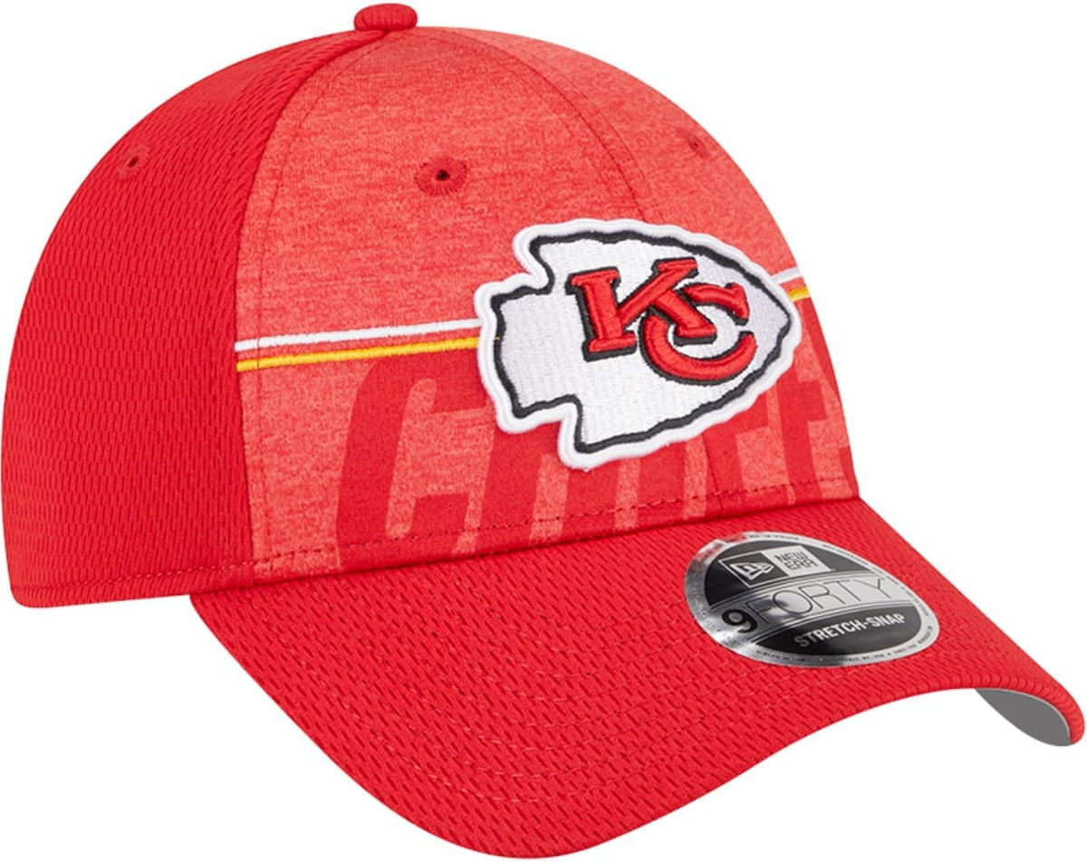 Men's Kansas City Chiefs New Era Cream/Red 2022 Sideline Sport Cuffed Pom  Knit Hat