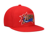 Mitchell & Ness Philadelphia 76ers Hardwood Classics English Dropback - Snapback Hat - Red